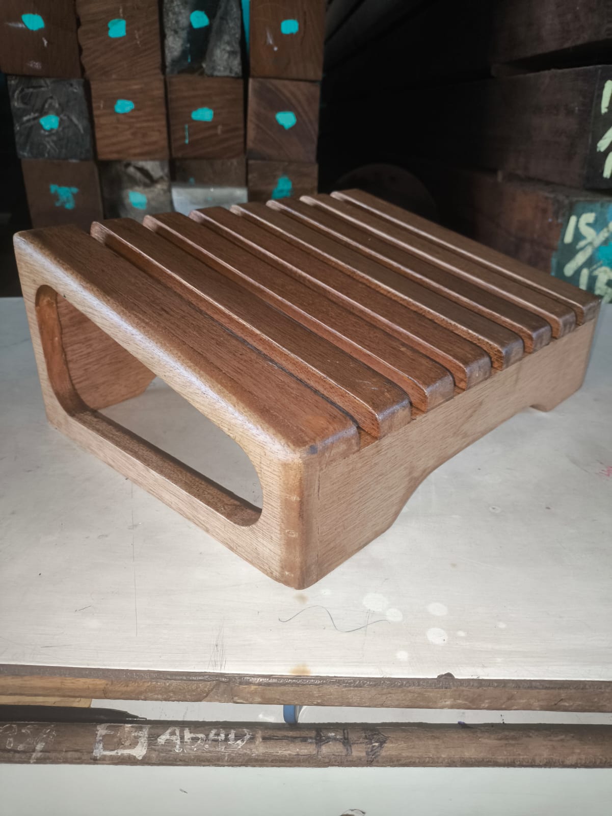 Stand Laptop Kayu Meranti Minimalis